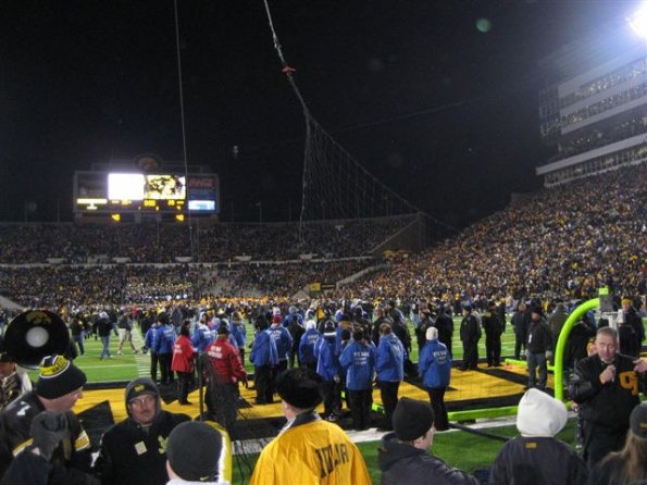 Crowd_rushing_field_after_win-fd0000